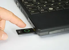 Una YubiKey collegata a un portatile